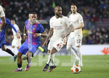 2022-03-10 - Memphis Depay of Barcelona, Marcos do Nascimento Teixeira aka Marcao of Galatasaray during the UEFA Europa League, Round of 16, 1st leg football match between FC Barcelona and Galatasaray on March 10, 2022 at Camp Nou stadium in Barcelona, Spain - FC BARCELONA VS GALATASARAY - UEFA EUROPA LEAGUE - SOCCER