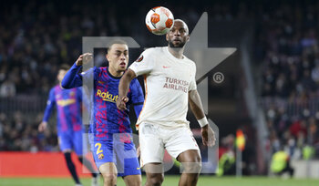 2022-03-10 - Ryan Babel of Galatasaray, Sergino Dest of Barcelona (left) during the UEFA Europa League, Round of 16, 1st leg football match between FC Barcelona and Galatasaray on March 10, 2022 at Camp Nou stadium in Barcelona, Spain - FC BARCELONA VS GALATASARAY - UEFA EUROPA LEAGUE - SOCCER
