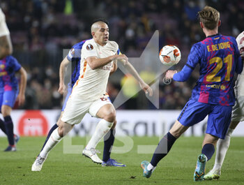 2022-03-10 - Sofiane Feghouli of Galatasaray during the UEFA Europa League, Round of 16, 1st leg football match between FC Barcelona and Galatasaray on March 10, 2022 at Camp Nou stadium in Barcelona, Spain - FC BARCELONA VS GALATASARAY - UEFA EUROPA LEAGUE - SOCCER