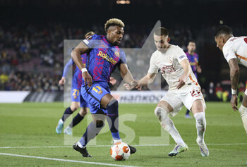 2022-03-10 - Adama Traore of Barcelona, Berkan Kutlu of Galatasaray during the UEFA Europa League, Round of 16, 1st leg football match between FC Barcelona and Galatasaray on March 10, 2022 at Camp Nou stadium in Barcelona, Spain - FC BARCELONA VS GALATASARAY - UEFA EUROPA LEAGUE - SOCCER