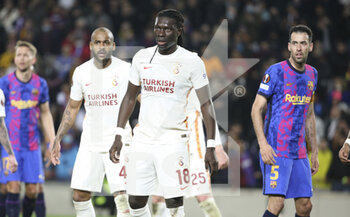 2022-03-10 - Bafetimbi Gomis of Galatasaray, Sergio Busquets of Barcelona during the UEFA Europa League, Round of 16, 1st leg football match between FC Barcelona and Galatasaray on March 10, 2022 at Camp Nou stadium in Barcelona, Spain - FC BARCELONA VS GALATASARAY - UEFA EUROPA LEAGUE - SOCCER