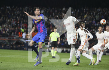 2022-03-10 - Sergio Busquets of Barcelona, Bafetimbi Gomis of Galatasaray during the UEFA Europa League, Round of 16, 1st leg football match between FC Barcelona and Galatasaray on March 10, 2022 at Camp Nou stadium in Barcelona, Spain - FC BARCELONA VS GALATASARAY - UEFA EUROPA LEAGUE - SOCCER