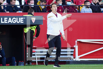 2022-03-10 - Julen Lopetegui, head coach of Sevilla FC, gestures during the UEFA Europa League, round of 16, 1st leg football match between Sevilla FC and West Ham United on March 10, 2022 at Ramon Sanchez-Pizjuan stadium in Sevilla, Spain - SEVILLA FC VS WEST HAM UNITED - UEFA EUROPA LEAGUE - SOCCER