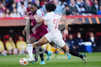 2022-03-10 - Michail Antonio of West Ham in action during the UEFA Europa League, round of 16, 1st leg football match between Sevilla FC and West Ham United on March 10, 2022 at Ramon Sanchez-Pizjuan stadium in Sevilla, Spain - SEVILLA FC VS WEST HAM UNITED - UEFA EUROPA LEAGUE - SOCCER