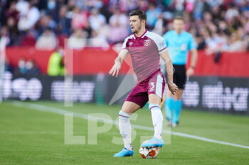 2022-03-10 - Aaron Cresswell of West Ham during the UEFA Europa League, round of 16, 1st leg football match between Sevilla FC and West Ham United on March 10, 2022 at Ramon Sanchez-Pizjuan stadium in Sevilla, Spain - SEVILLA FC VS WEST HAM UNITED - UEFA EUROPA LEAGUE - SOCCER