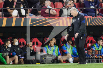 2022-03-10 - David Moyes, head coach of West Ham reacts during the UEFA Europa League, round of 16, 1st leg football match between Sevilla FC and West Ham United on March 10, 2022 at Ramon Sanchez-Pizjuan stadium in Sevilla, Spain - SEVILLA FC VS WEST HAM UNITED - UEFA EUROPA LEAGUE - SOCCER