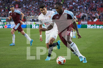2022-03-10 - Marcos Acuna of Sevilla FC and Michail Antonio of West Ham during the UEFA Europa League, round of 16, 1st leg football match between Sevilla FC and West Ham United on March 10, 2022 at Ramon Sanchez-Pizjuan stadium in Sevilla, Spain - SEVILLA FC VS WEST HAM UNITED - UEFA EUROPA LEAGUE - SOCCER