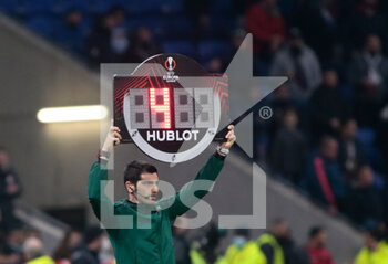 2022-03-17 - Refree Mr Fabio MARESCO of Itali showing the extra time  during the UEFA Europa League, Round of 16, 2nd leg football match between Olympique Lyonnais (Lyon) and FC Porto on March 17, 2022 at Groupama stadium in Decines-Charpieu near Lyon, France - OLYMPIQUE LYONNAIS VS FC PORTO - UEFA EUROPA LEAGUE - SOCCER