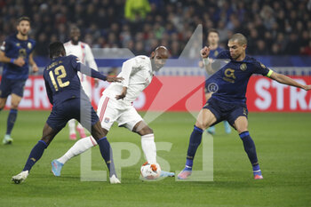 2022-03-17 - Moussa DEMBELE of Lyon and PEPE of Porto and ZAIDU of Porto during the UEFA Europa League, Round of 16, 2nd leg football match between Olympique Lyonnais (Lyon) and FC Porto on March 17, 2022 at Groupama stadium in Decines-Charpieu near Lyon, France - OLYMPIQUE LYONNAIS (LYON, OL) VS FC PORTO - UEFA EUROPA LEAGUE - SOCCER