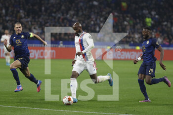 2022-03-17 - Moussa DEMBELE of Lyon and Chancel MBEMBA of Porto and PEPE of Porto during the UEFA Europa League, Round of 16, 2nd leg football match between Olympique Lyonnais (Lyon) and FC Porto on March 17, 2022 at Groupama stadium in Decines-Charpieu near Lyon, France - OLYMPIQUE LYONNAIS (LYON, OL) VS FC PORTO - UEFA EUROPA LEAGUE - SOCCER