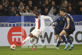 2022-03-17 - Tanguy NDOMBELE of Lyon and Matheus URIBE of Porto during the UEFA Europa League, Round of 16, 2nd leg football match between Olympique Lyonnais (Lyon) and FC Porto on March 17, 2022 at Groupama stadium in Decines-Charpieu near Lyon, France - OLYMPIQUE LYONNAIS (LYON, OL) VS FC PORTO - UEFA EUROPA LEAGUE - SOCCER
