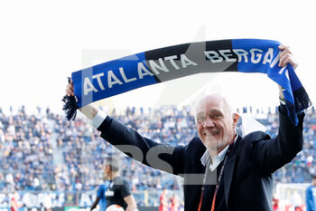 2022-04-14 - Antonio Percassi and Steve Pagliuca hold up a Atalanta BC scarf - ATALANTA BC VS RB LIPSIA - UEFA EUROPA LEAGUE - SOCCER
