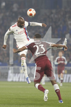 2022-04-14 - Moussa DEMBELE of Lyon and Issa DIOP of West Ham United during the UEFA Europa League, Quarter-finals, 2nd leg football match between Olympique Lyonnais (Lyon) and West Ham United on April 14, 2022 at Groupama stadium in Decines-Charpieu near Lyon, France - OLYMPIQUE LYONNAIS (LYON) VS WEST HAM UNITED - UEFA EUROPA LEAGUE - SOCCER