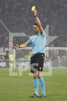 2022-04-14 - Referee Sandro SCHARER yellow card during the UEFA Europa League, Quarter-finals, 2nd leg football match between Olympique Lyonnais (Lyon) and West Ham United on April 14, 2022 at Groupama stadium in Decines-Charpieu near Lyon, France - OLYMPIQUE LYONNAIS (LYON) VS WEST HAM UNITED - UEFA EUROPA LEAGUE - SOCCER