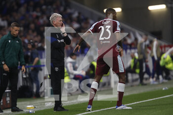 2022-04-14 - David MOYES coach of West Ham United and Issa DIOP of West Ham United during the UEFA Europa League, Quarter-finals, 2nd leg football match between Olympique Lyonnais (Lyon) and West Ham United on April 14, 2022 at Groupama stadium in Decines-Charpieu near Lyon, France - OLYMPIQUE LYONNAIS (LYON) VS WEST HAM UNITED - UEFA EUROPA LEAGUE - SOCCER