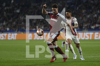 2022-04-14 - Declan RICE of West Ham United and EMERSON of Lyon during the UEFA Europa League, Quarter-finals, 2nd leg football match between Olympique Lyonnais (Lyon) and West Ham United on April 14, 2022 at Groupama stadium in Decines-Charpieu near Lyon, France - OLYMPIQUE LYONNAIS (LYON) VS WEST HAM UNITED - UEFA EUROPA LEAGUE - SOCCER