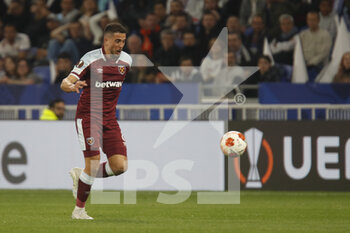 2022-04-14 - Pablo FORMAIS of West Ham United during the UEFA Europa League, Quarter-finals, 2nd leg football match between Olympique Lyonnais (Lyon) and West Ham United on April 14, 2022 at Groupama stadium in Decines-Charpieu near Lyon, France - OLYMPIQUE LYONNAIS (LYON) VS WEST HAM UNITED - UEFA EUROPA LEAGUE - SOCCER