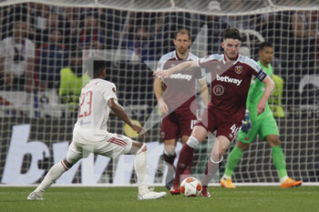 2022-04-14 - Declan RICE of West Ham United and Thiago MENDES of Lyon during the UEFA Europa League, Quarter-finals, 2nd leg football match between Olympique Lyonnais (Lyon) and West Ham United on April 14, 2022 at Groupama stadium in Decines-Charpieu near Lyon, France - OLYMPIQUE LYONNAIS (LYON) VS WEST HAM UNITED - UEFA EUROPA LEAGUE - SOCCER