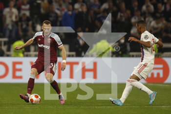 2022-04-14 - Vladimir COUFAL of West Ham United and TETE of Lyon during the UEFA Europa League, Quarter-finals, 2nd leg football match between Olympique Lyonnais (Lyon) and West Ham United on April 14, 2022 at Groupama stadium in Decines-Charpieu near Lyon, France - OLYMPIQUE LYONNAIS (LYON) VS WEST HAM UNITED - UEFA EUROPA LEAGUE - SOCCER
