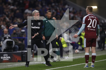 2022-04-14 - David MOYES coach of West Ham United and Jarrod BOWEN of West Ham United during the UEFA Europa League, Quarter-finals, 2nd leg football match between Olympique Lyonnais (Lyon) and West Ham United on April 14, 2022 at Groupama stadium in Decines-Charpieu near Lyon, France - OLYMPIQUE LYONNAIS (LYON) VS WEST HAM UNITED - UEFA EUROPA LEAGUE - SOCCER