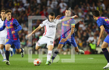 2022-04-14 - Rafael Borre of Frankfurt and Sergio Busquets of FC Barcelona during the UEFA Europa League, Quarter-finals, 2nd leg football match between FC Barcelona and Eintracht Frankfurt on April 14, 2022 at Camp Nou stadium in Barcelona, Spain - FC BARCELONA VS EINTRACHT FRANKFURT - UEFA EUROPA LEAGUE - SOCCER