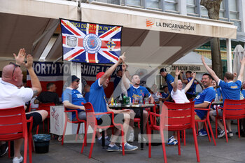 2022-05-18 - Rangers FC fans sing and celebrate in the streets of Sevilla - UEFA EUROPA LEAGUE 2022 FINAL - EINTRACHT VS RANGERS - UEFA EUROPA LEAGUE - SOCCER