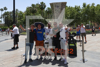 2022-05-18 - Fans of both teams pose for a picture near the replica of the Europa League trophy in the streets of Sevilla - UEFA EUROPA LEAGUE 2022 FINAL - EINTRACHT VS RANGERS - UEFA EUROPA LEAGUE - SOCCER