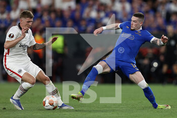 2022-05-18 - Ryan Kent (Rangers FC) and Kristijan Jakic (Eintracht Frankfurt) battle for the ball  - UEFA EUROPA LEAGUE 2022 FINAL - EINTRACHT VS RANGERS - UEFA EUROPA LEAGUE - SOCCER