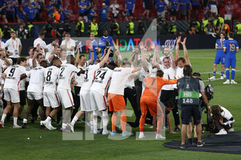 2022-05-18 - Eintracht Frankfurt players celebrate with their coach the victory in the Sevilla 2022 UEFA EUROPA LEAGUE final - UEFA EUROPA LEAGUE 2022 FINAL - EINTRACHT VS RANGERS - UEFA EUROPA LEAGUE - SOCCER