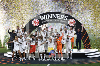 2022-05-18 - Eintracht Frankfurt players celebrates by lifting the trophies - UEFA EUROPA LEAGUE 2022 FINAL - EINTRACHT VS RANGERS - UEFA EUROPA LEAGUE - SOCCER