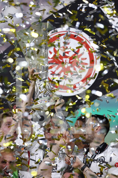 2022-05-18 - Eintracht Frankfurt players celebrates by lifting the trophies - UEFA EUROPA LEAGUE 2022 FINAL - EINTRACHT VS RANGERS - UEFA EUROPA LEAGUE - SOCCER