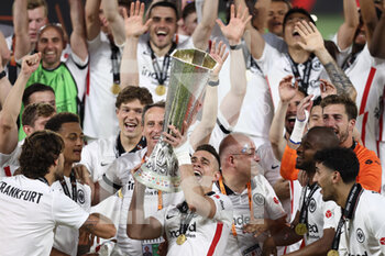 2022-05-18 - Rafael Borre (Eintracht Frankfurt) and his teammates celebrate by lifting the trophy - UEFA EUROPA LEAGUE 2022 FINAL - EINTRACHT VS RANGERS - UEFA EUROPA LEAGUE - SOCCER