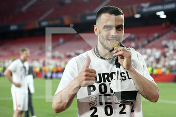2022-05-18 - Filip Kostic (Eintracht Frankfurt) celebrates kissing the medal - UEFA EUROPA LEAGUE 2022 FINAL - EINTRACHT VS RANGERS - UEFA EUROPA LEAGUE - SOCCER