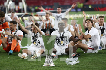 2022-05-18 - A general view of the Eintracht Frankfurt players and the trophy - UEFA EUROPA LEAGUE 2022 FINAL - EINTRACHT VS RANGERS - UEFA EUROPA LEAGUE - SOCCER