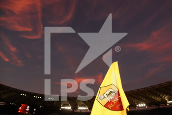 06/10/2022 - AS Roma logo printed on the corner flag is seen at sunset prior to the UEFA Europa League 2022-2023 football match between AS Roma and Real Betis at The Olympic Stadium in Rome on September 15, 2022. - AS ROMA VS REAL BETIS - UEFA EUROPA LEAGUE - CALCIO