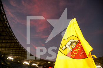 06/10/2022 - AS Roma logo printed on the corner flag is seen at sunset prior to the UEFA Europa League 2022-2023 football match between AS Roma and Real Betis at The Olympic Stadium in Rome on September 15, 2022. - AS ROMA VS REAL BETIS - UEFA EUROPA LEAGUE - CALCIO