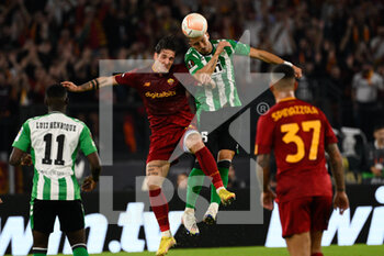 06/10/2022 - Nicolo' Zaniolo (AS Roma) Guido Rodríguez (Real Betis)  during the UEFA Europa League 2022-2023 football match between AS Roma and Real Betis at The Olympic Stadium in Rome on September 15, 2022. - AS ROMA VS REAL BETIS - UEFA EUROPA LEAGUE - CALCIO