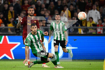 06/10/2022 - Leonardo Spinazzola (AS Roma) Guido Rodriguez (Real Betis)  during the UEFA Europa League 2022-2023 football match between AS Roma and Real Betis at The Olympic Stadium in Rome on September 15, 2022. - AS ROMA VS REAL BETIS - UEFA EUROPA LEAGUE - CALCIO