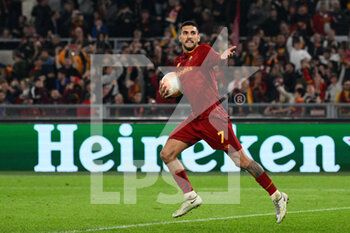 2022-11-03 - Lorenzo Pellegrini (AS Roma) celebrates after scoring the goal 1-1 during the UEFA Europa League 2022-2023 football match between AS Roma and PFC Ludogorets at The Olympic Stadium in Rome on November 03, 2022. - AS ROMA VS PFC LUDOGORETS - UEFA EUROPA LEAGUE - SOCCER