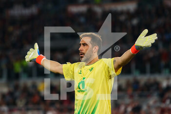 06/10/2022 - Roma, Italy 6th October 2022: Claudio Bravo of Real Betis Balompié gestures during the UEFA Europa League 202223 football match between AS Roma vs Real Betis at the Olimpico stadium - UEFA EUROPA LEAGUE 2022/23 FOOTBALL MATCH AS ROMA VS REAL BETIS - UEFA EUROPA LEAGUE - CALCIO