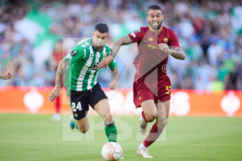 2022-10-13 - Aitor Ruibal of Real Betis and Leonardo Spinazzola of AS Roma during the UEFA Europa League, Group C football match between Real Betis and AS Roma on October 13, 2022 at Benito Villamarin Stadium in Sevilla, Spain - FOOTBALL - EUROPA LEAGUE - REAL BETIS V AS ROMA - UEFA EUROPA LEAGUE - SOCCER