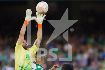 2022-10-13 - Claudio Bravo of Real Betis in action during the UEFA Europa League, Group C, match between Real Betis and AS Roma at Benito Villamarin Stadium on October 13, 2022 in Sevilla, Spain. - FOOTBALL - EUROPA LEAGUE - REAL BETIS V AS ROMA - UEFA EUROPA LEAGUE - SOCCER