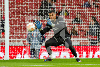 2022-10-20 - Walter Benitez (1) of PSV Eindhoven warms up during the UEFA Europa League, Group A football match between Arsenal and PSV Eindhoven on October 20, 2022 at the Emirates Stadium in London, England - FOOTBALL - EUROPA LEAGUE - ARSENAL V PSV - UEFA EUROPA LEAGUE - SOCCER