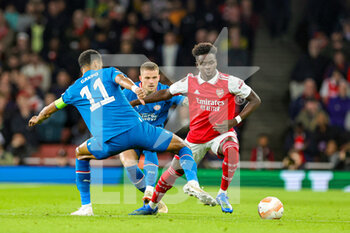 2022-10-20 - Bukayo Saka (7) of Arsenal, Cody Gakpo of PSV Eindhoven during the UEFA Europa League, Group A football match between Arsenal and PSV Eindhoven on October 20, 2022 at the Emirates Stadium in London, England - FOOTBALL - EUROPA LEAGUE - ARSENAL V PSV - UEFA EUROPA LEAGUE - SOCCER