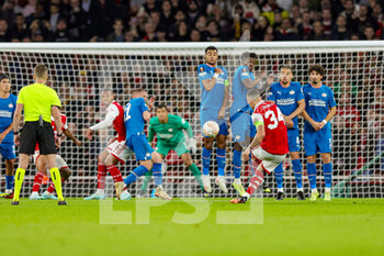 2022-10-20 - Granit Xhaka (34) of Arsenal takes a freekick during the UEFA Europa League, Group A football match between Arsenal and PSV Eindhoven on October 20, 2022 at the Emirates Stadium in London, England - FOOTBALL - EUROPA LEAGUE - ARSENAL V PSV - UEFA EUROPA LEAGUE - SOCCER