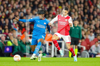2022-10-20 - Noni Madueke (10) of PSV Eindhoven, Gabriel Martinelli of Arsenal during the UEFA Europa League, Group A football match between Arsenal and PSV Eindhoven on October 20, 2022 at the Emirates Stadium in London, England - FOOTBALL - EUROPA LEAGUE - ARSENAL V PSV - UEFA EUROPA LEAGUE - SOCCER