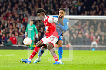 2022-10-20 - Bukayo Saka (7) of Arsenal tussles with Phillipp Mwene (29) of PSV Eindhoven during the UEFA Europa League, Group A football match between Arsenal and PSV Eindhoven on October 20, 2022 at the Emirates Stadium in London, England - FOOTBALL - EUROPA LEAGUE - ARSENAL V PSV - UEFA EUROPA LEAGUE - SOCCER
