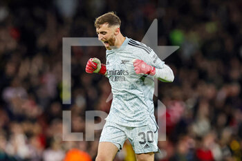2022-10-20 - Matt Turner (30) of Arsenal celebrates at full time during the UEFA Europa League, Group A football match between Arsenal and PSV Eindhoven on October 20, 2022 at the Emirates Stadium in London, England - FOOTBALL - EUROPA LEAGUE - ARSENAL V PSV - UEFA EUROPA LEAGUE - SOCCER