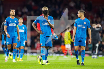 2022-10-20 - PSV Eindhoven players dejected at full time during the UEFA Europa League, Group A football match between Arsenal and PSV Eindhoven on October 20, 2022 at the Emirates Stadium in London, England - FOOTBALL - EUROPA LEAGUE - ARSENAL V PSV - UEFA EUROPA LEAGUE - SOCCER