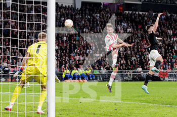 2022-10-27 - Luuk de Jong of PSV Eindhoven, goalkeeper Aaron Ramsdale of Arsenal during the UEFA Europa League, Group A football match between PSV Eindhoven and Arsenal FC on October 27, 2022 at Philips Stadion in Eindhoven, Netherlands - FOOTBALL - EUROPA LEAGUE - PSV V ARSENAL - UEFA EUROPA LEAGUE - SOCCER